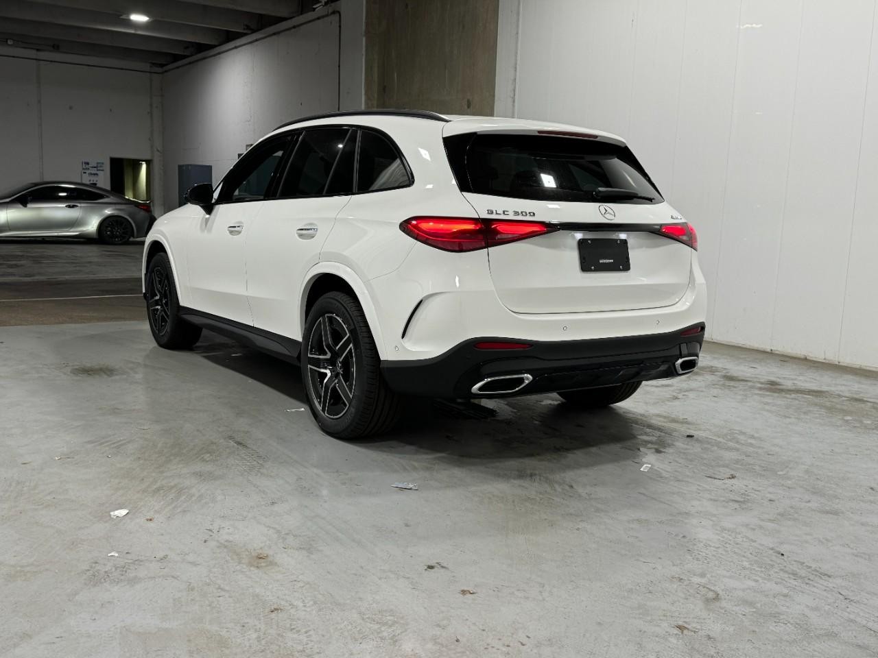 Mercedes-Benz GLC Vehicle Full-screen Gallery Image 3