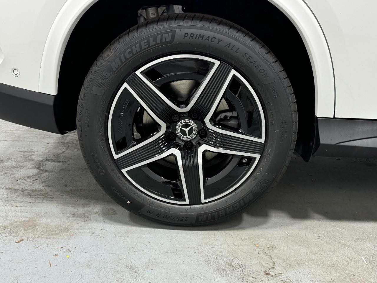 Mercedes-Benz GLC Vehicle Full-screen Gallery Image 5