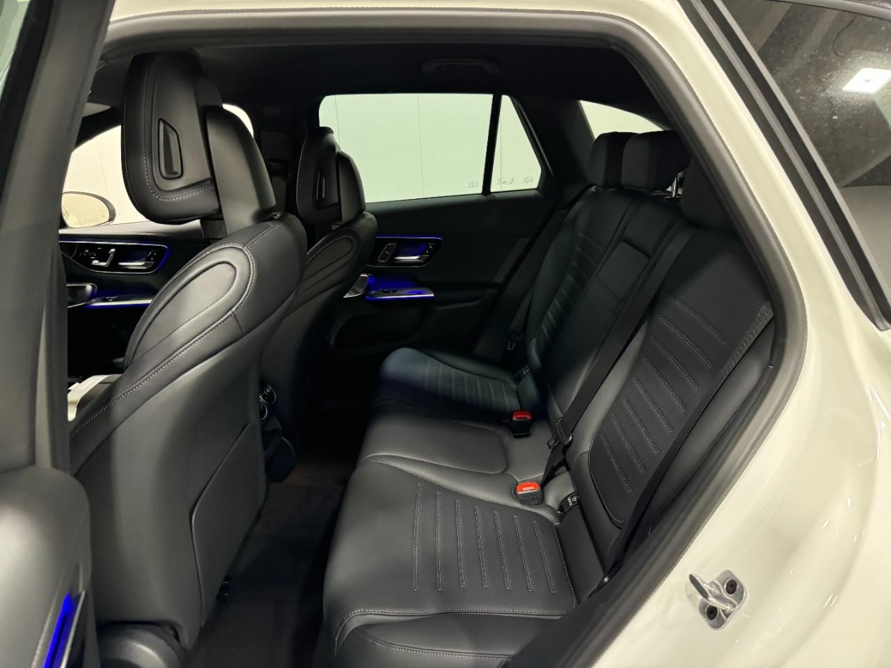 Mercedes-Benz GLC Vehicle Full-screen Gallery Image 8