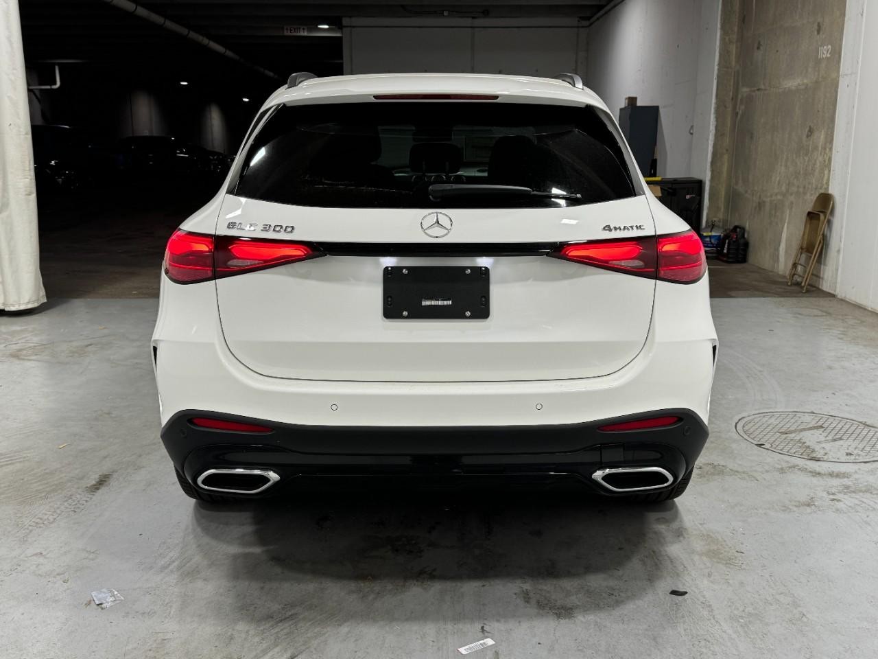 Mercedes-Benz GLC Vehicle Full-screen Gallery Image 9