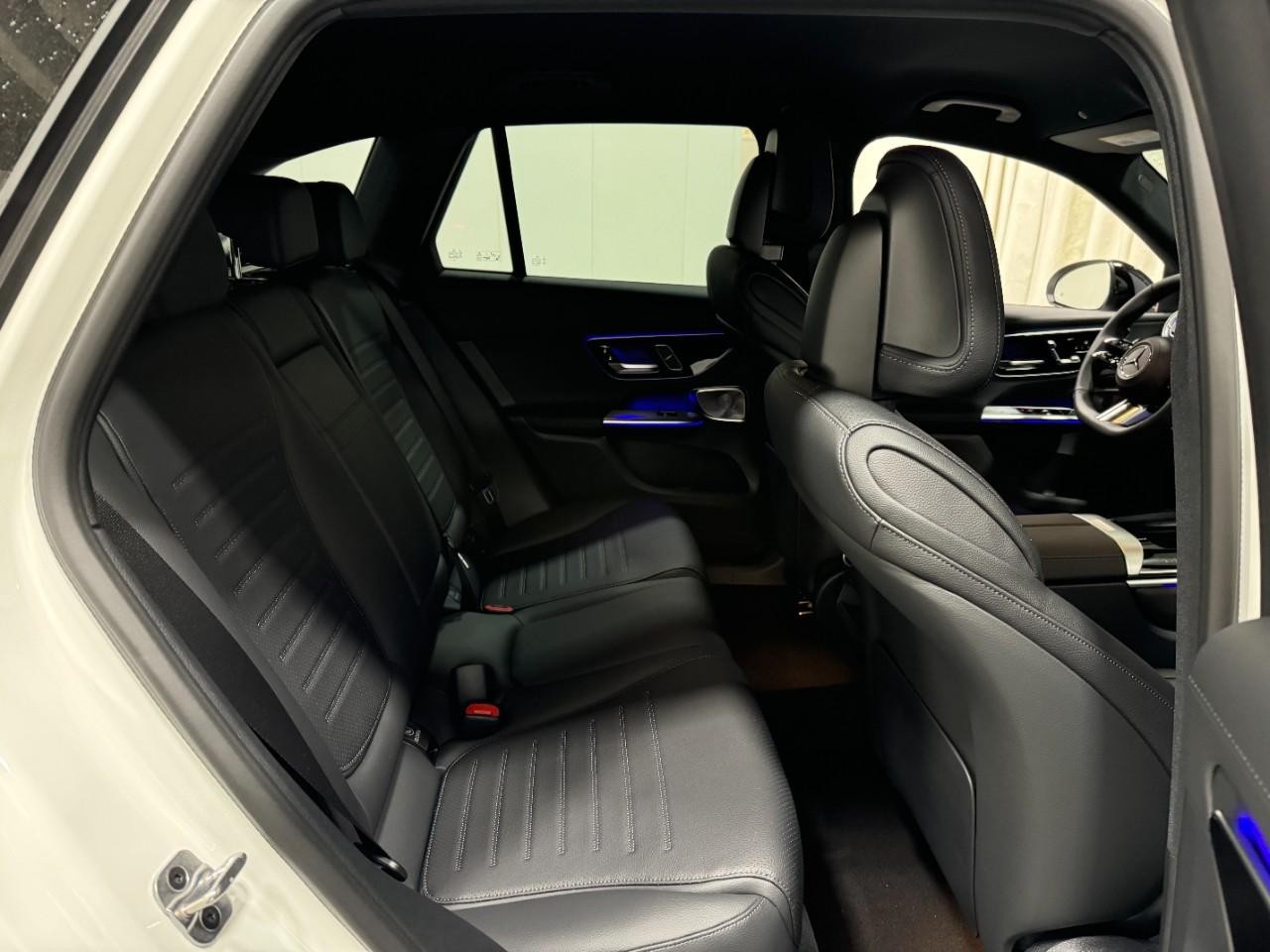 Mercedes-Benz GLC Vehicle Full-screen Gallery Image 10