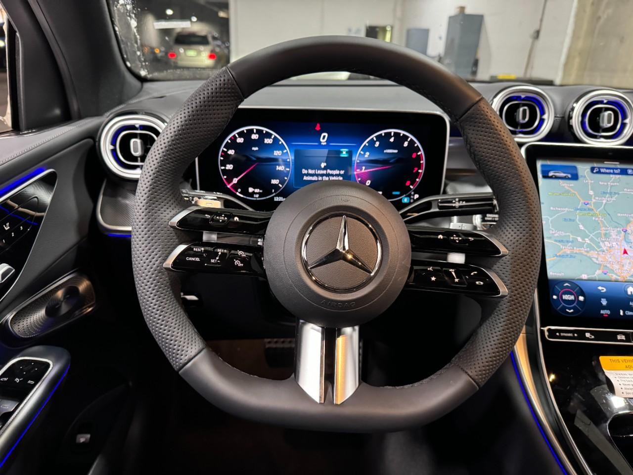 Mercedes-Benz GLC Vehicle Full-screen Gallery Image 12