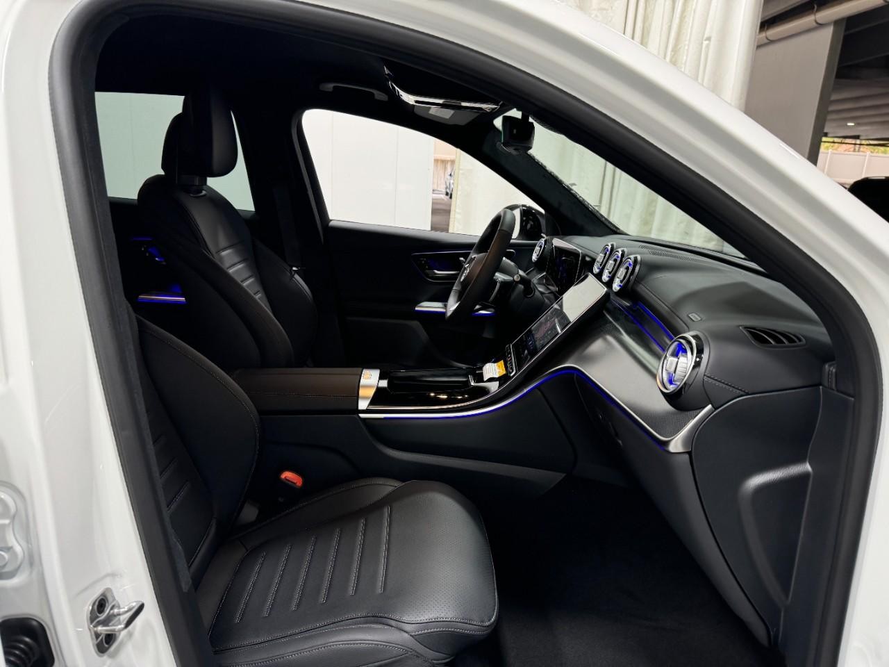 Mercedes-Benz GLC Vehicle Full-screen Gallery Image 15