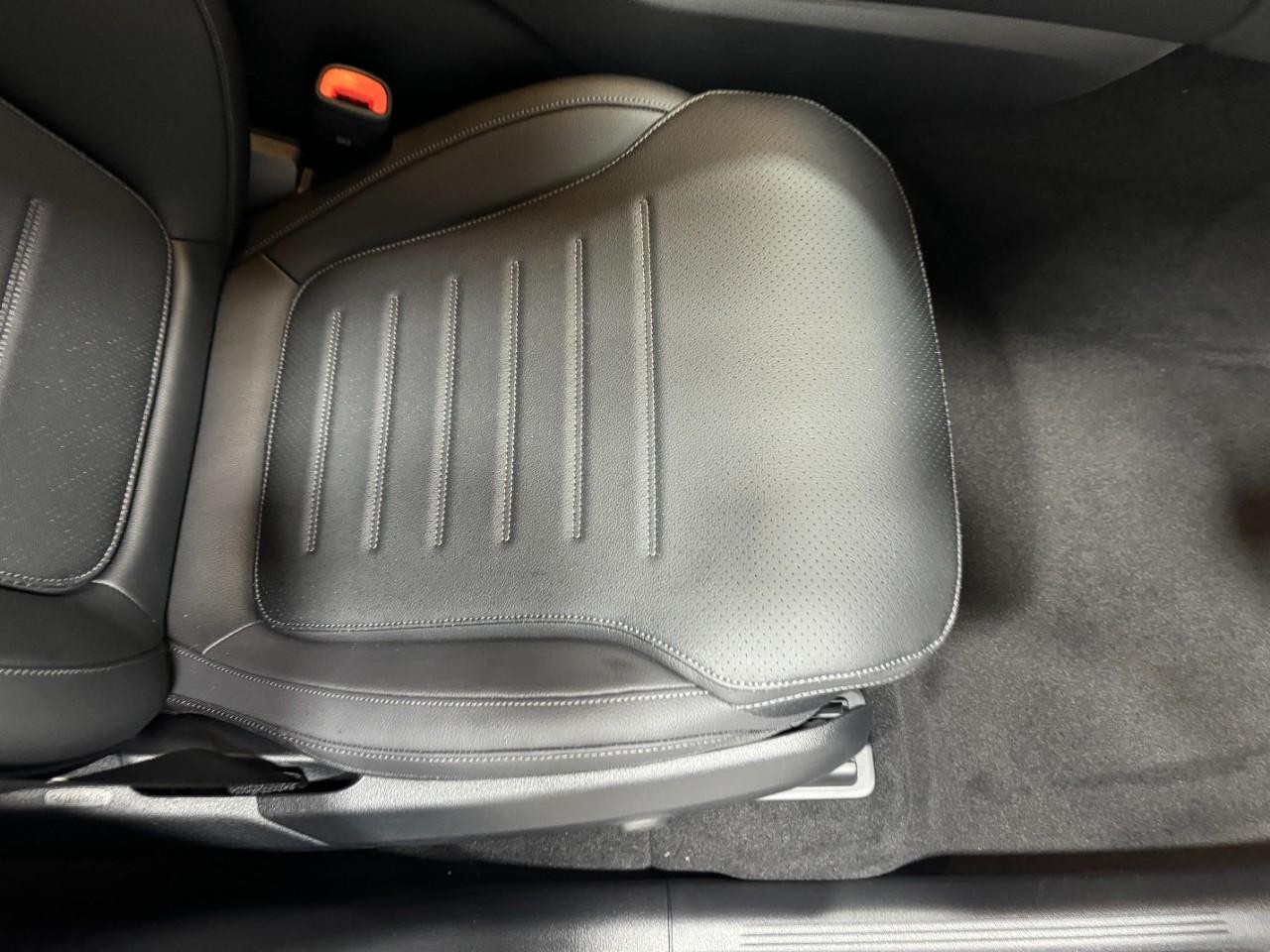 Mercedes-Benz GLC Vehicle Full-screen Gallery Image 16