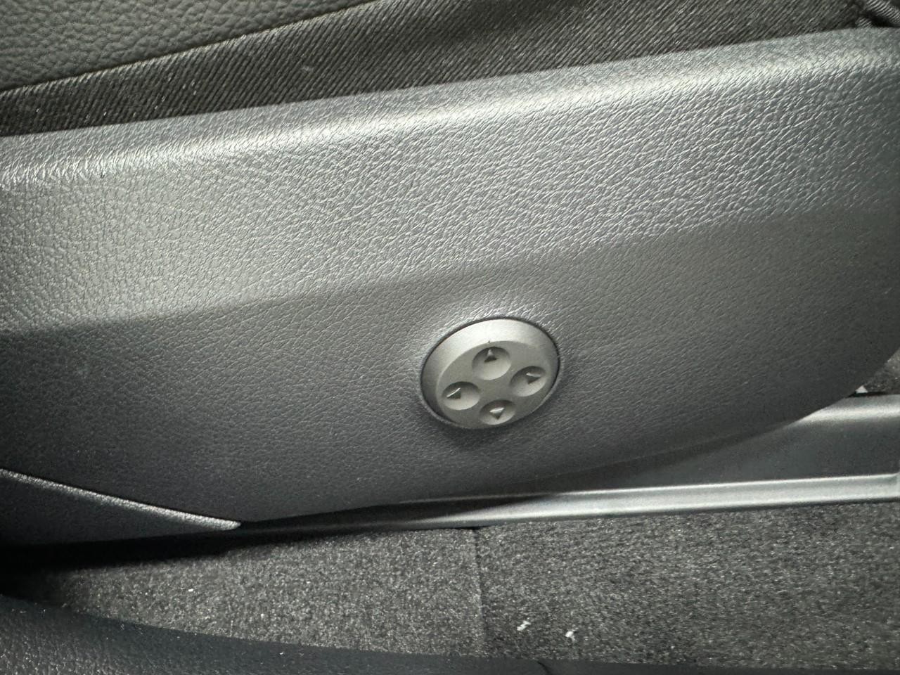 Mercedes-Benz GLC Vehicle Full-screen Gallery Image 17