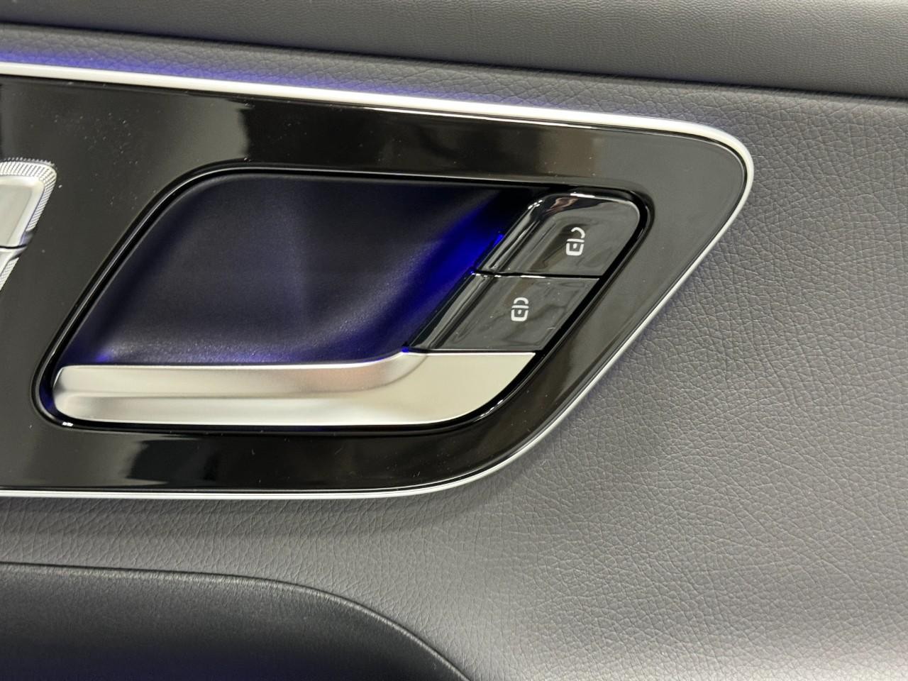 Mercedes-Benz GLC Vehicle Full-screen Gallery Image 19