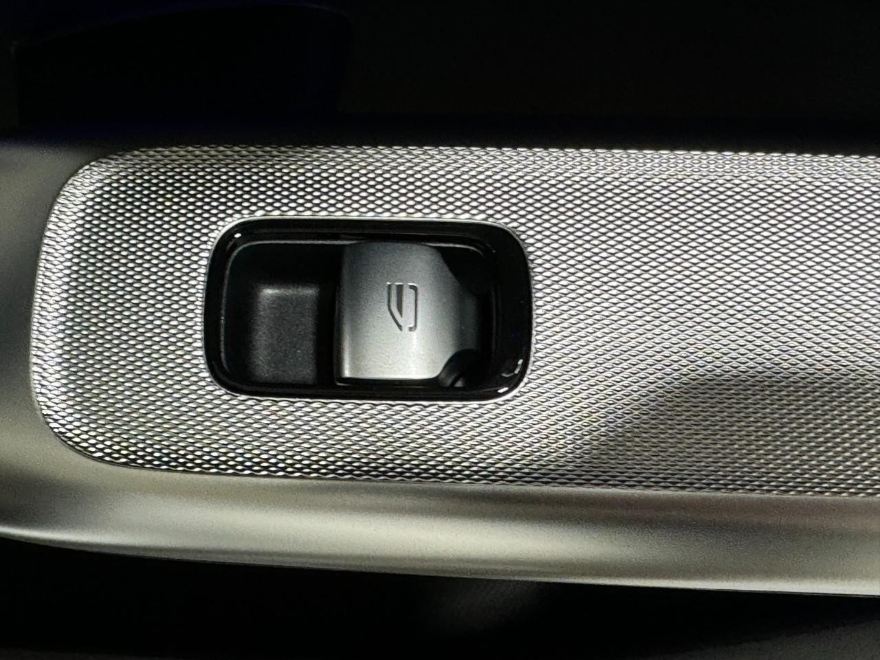 Mercedes-Benz GLC Vehicle Full-screen Gallery Image 20