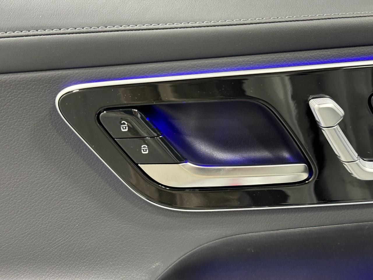 Mercedes-Benz GLC Vehicle Full-screen Gallery Image 22