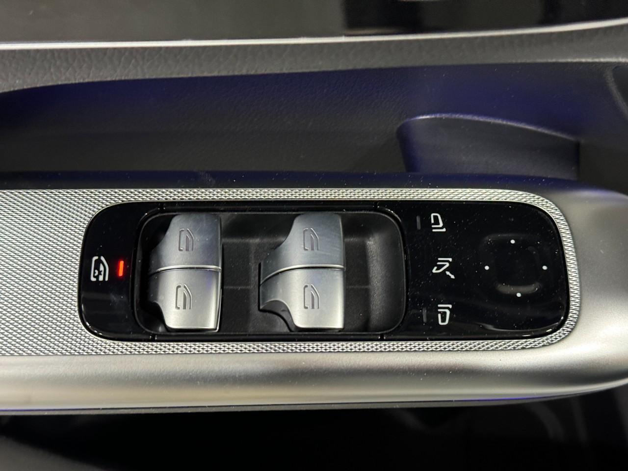 Mercedes-Benz GLC Vehicle Full-screen Gallery Image 23