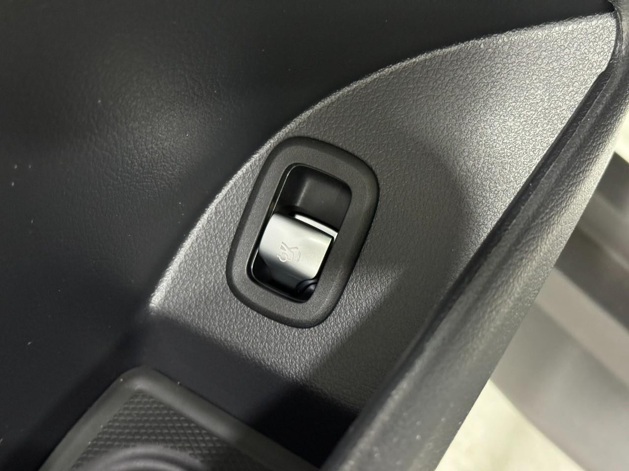 Mercedes-Benz GLC Vehicle Full-screen Gallery Image 25