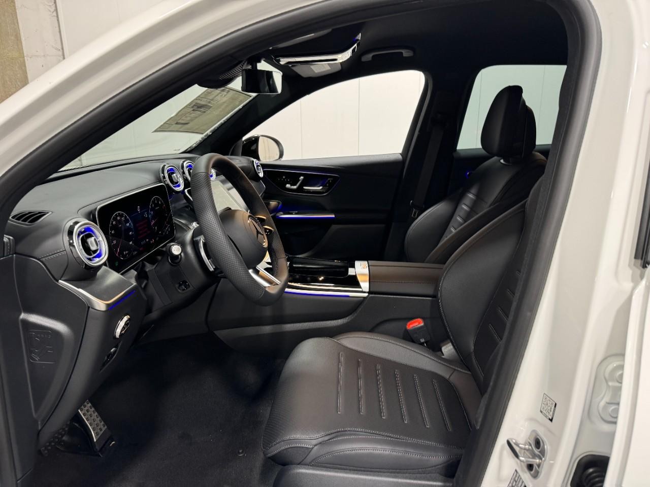 Mercedes-Benz GLC Vehicle Full-screen Gallery Image 26