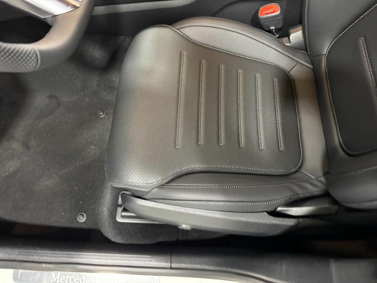 Mercedes-Benz GLC Vehicle Full-screen Gallery Image 27