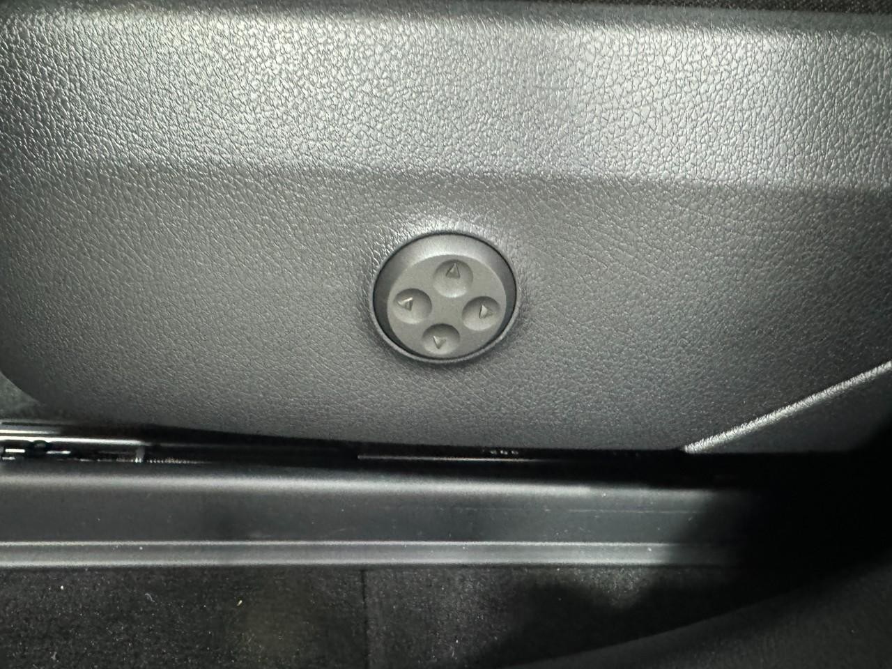 Mercedes-Benz GLC Vehicle Full-screen Gallery Image 28