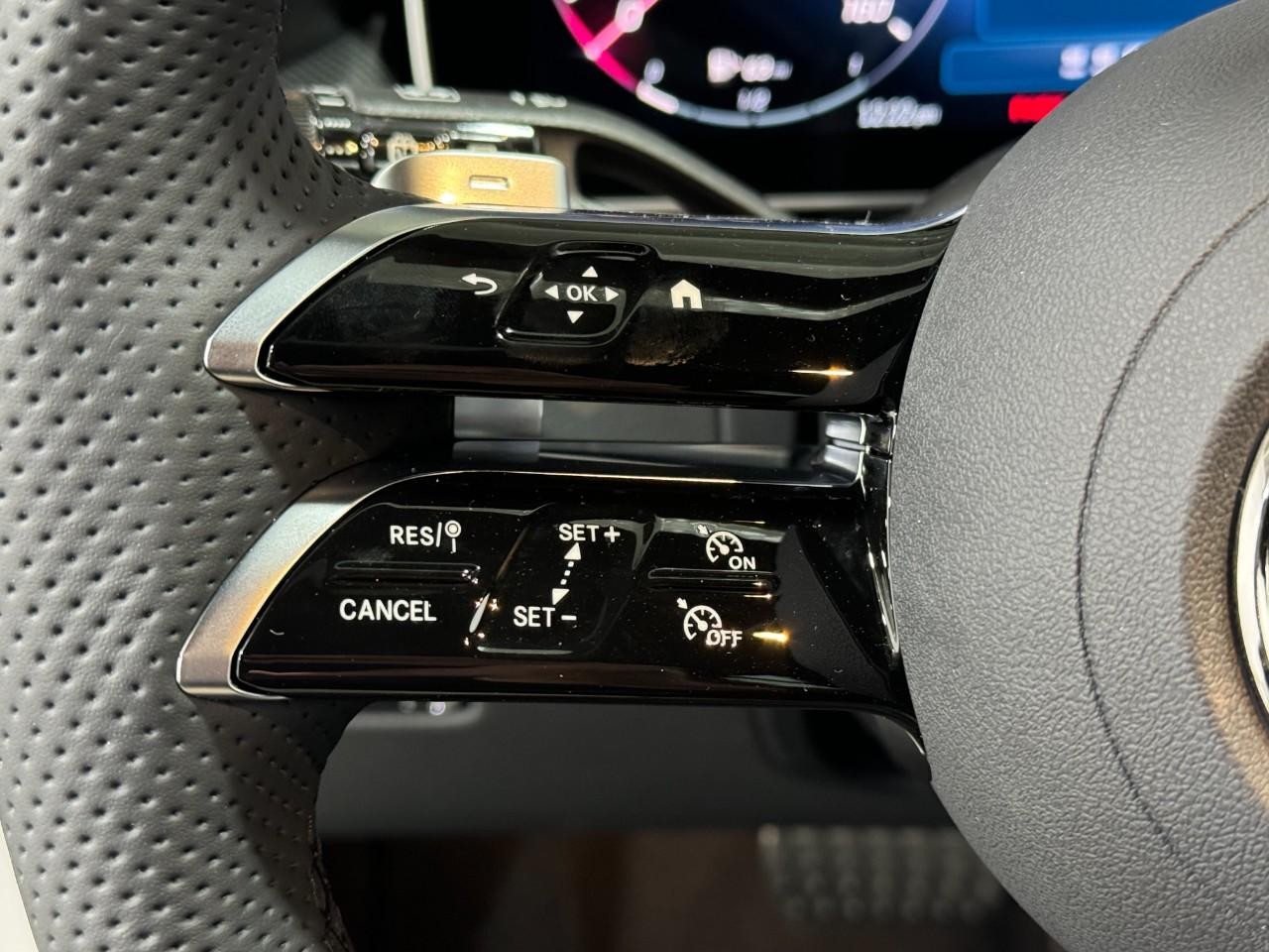 Mercedes-Benz GLC Vehicle Full-screen Gallery Image 30