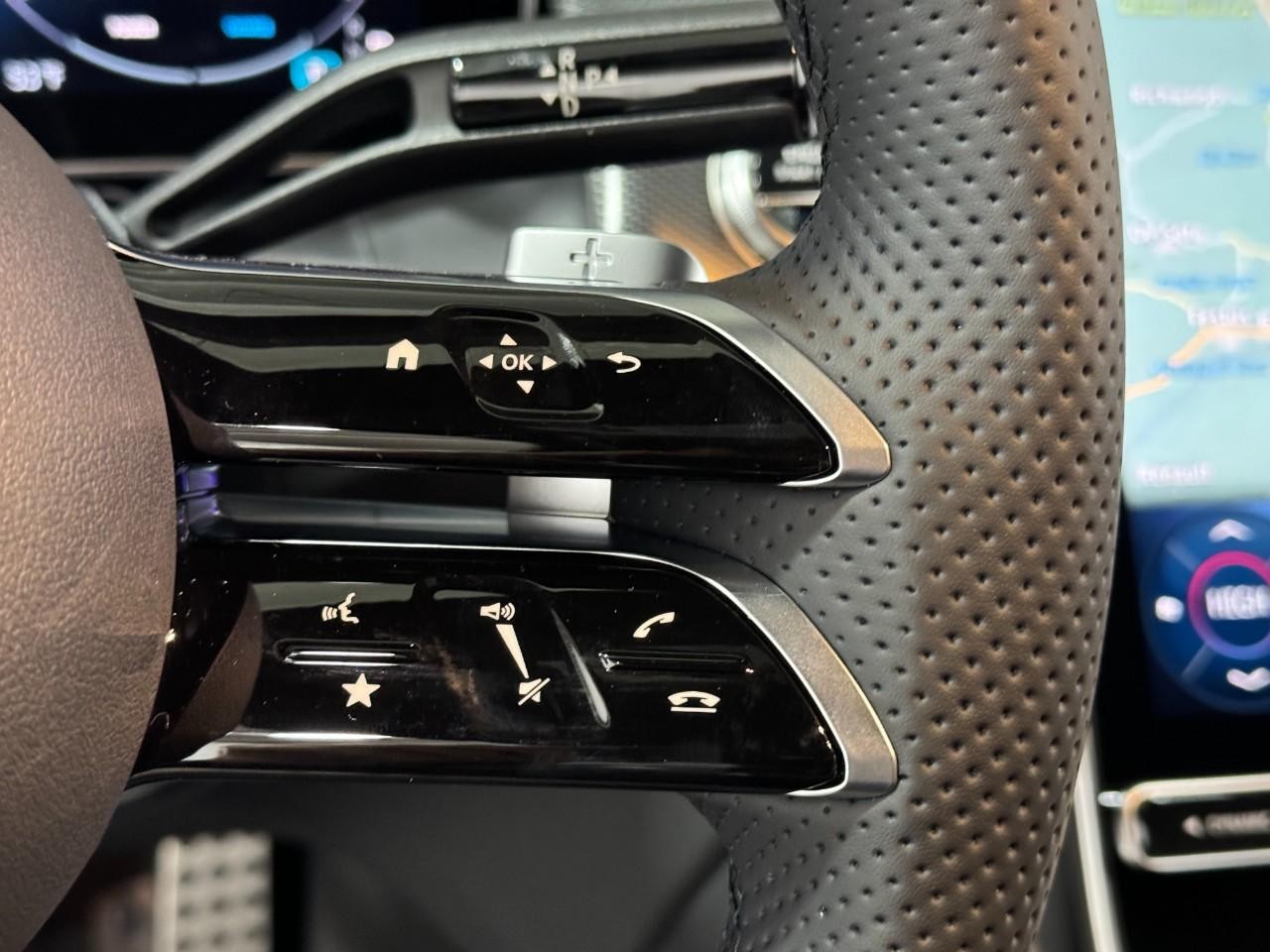 Mercedes-Benz GLC Vehicle Full-screen Gallery Image 31