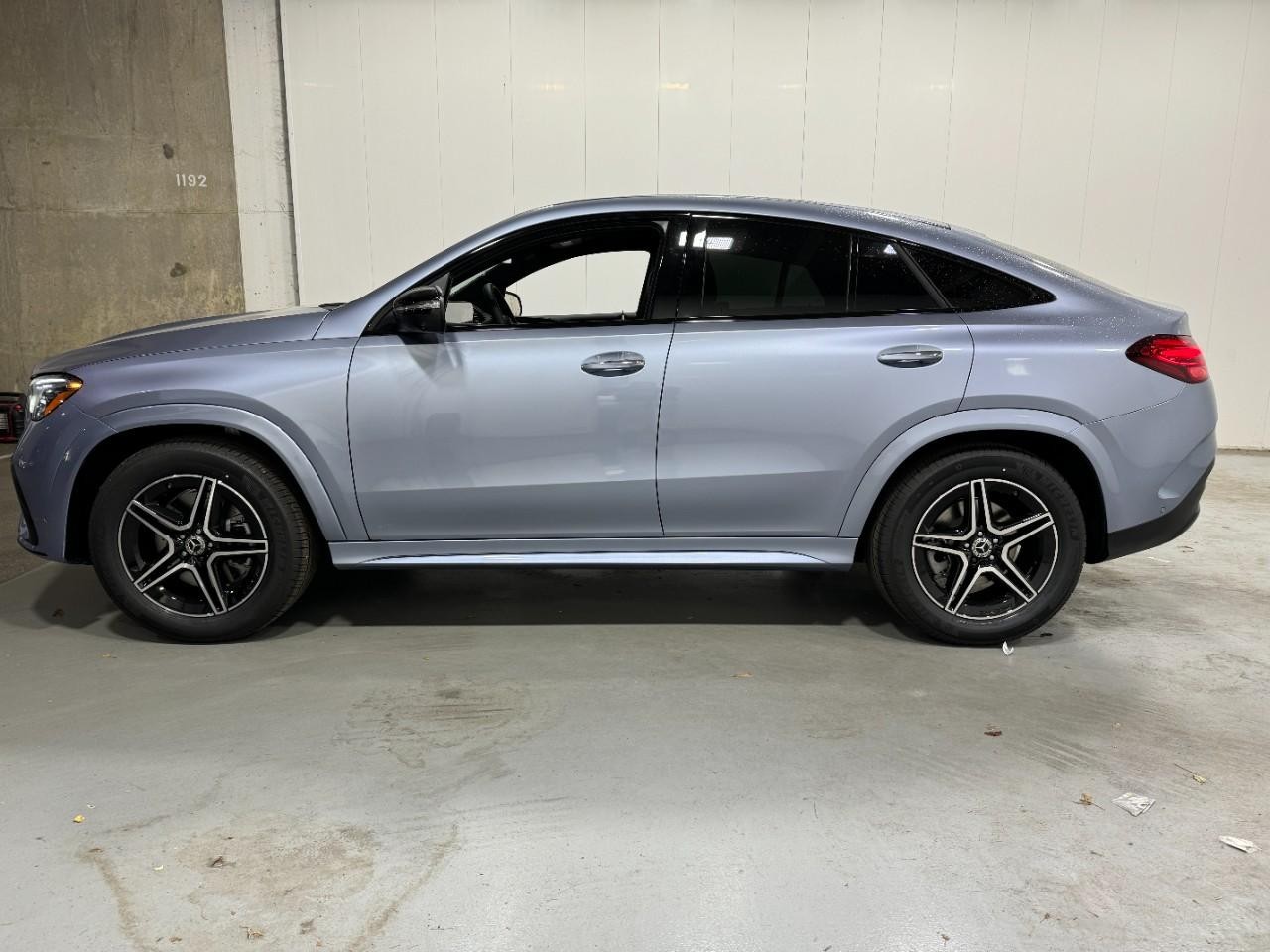 Mercedes-Benz GLE Vehicle Full-screen Gallery Image 2