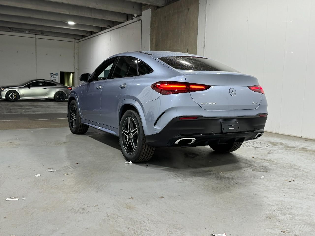 Mercedes-Benz GLE Vehicle Full-screen Gallery Image 3