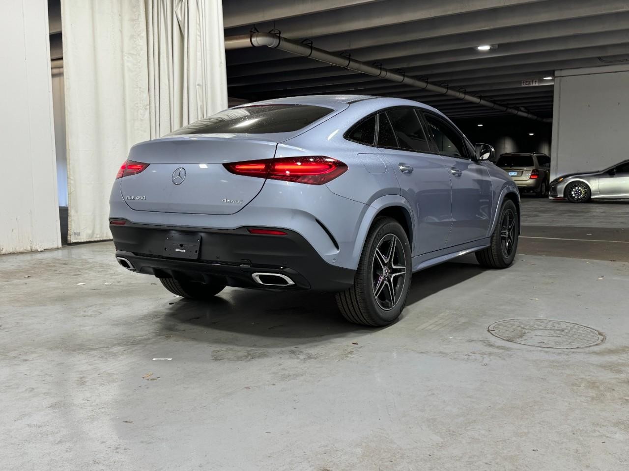 Mercedes-Benz GLE Vehicle Full-screen Gallery Image 4