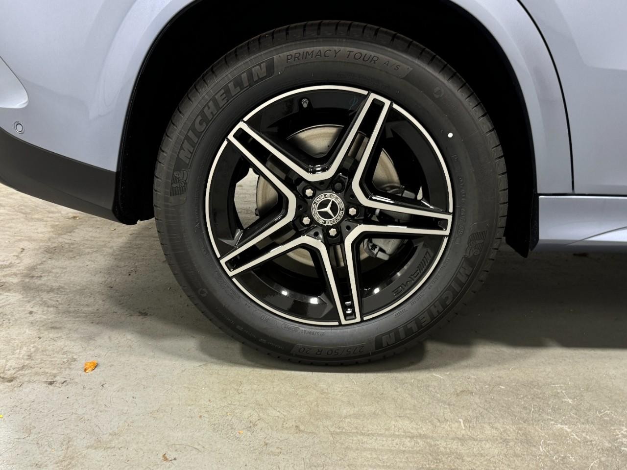 Mercedes-Benz GLE Vehicle Full-screen Gallery Image 5