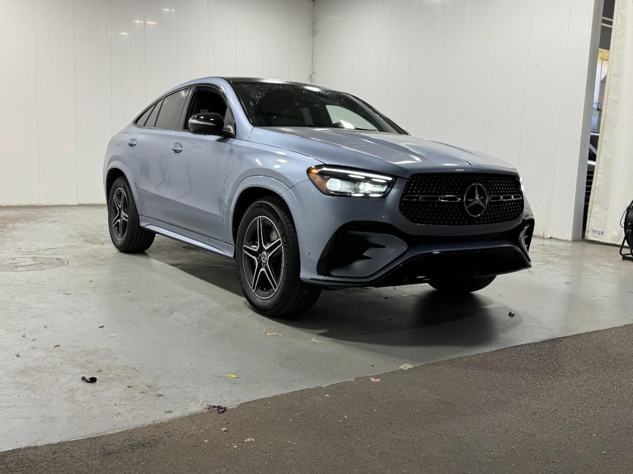 Mercedes-Benz GLE Vehicle Full-screen Gallery Image 6