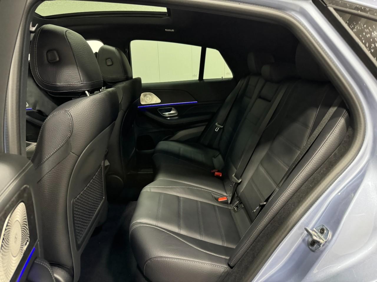 Mercedes-Benz GLE Vehicle Full-screen Gallery Image 8