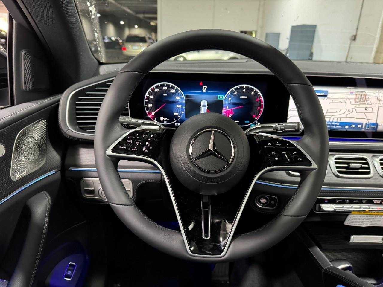 Mercedes-Benz GLE Vehicle Full-screen Gallery Image 13