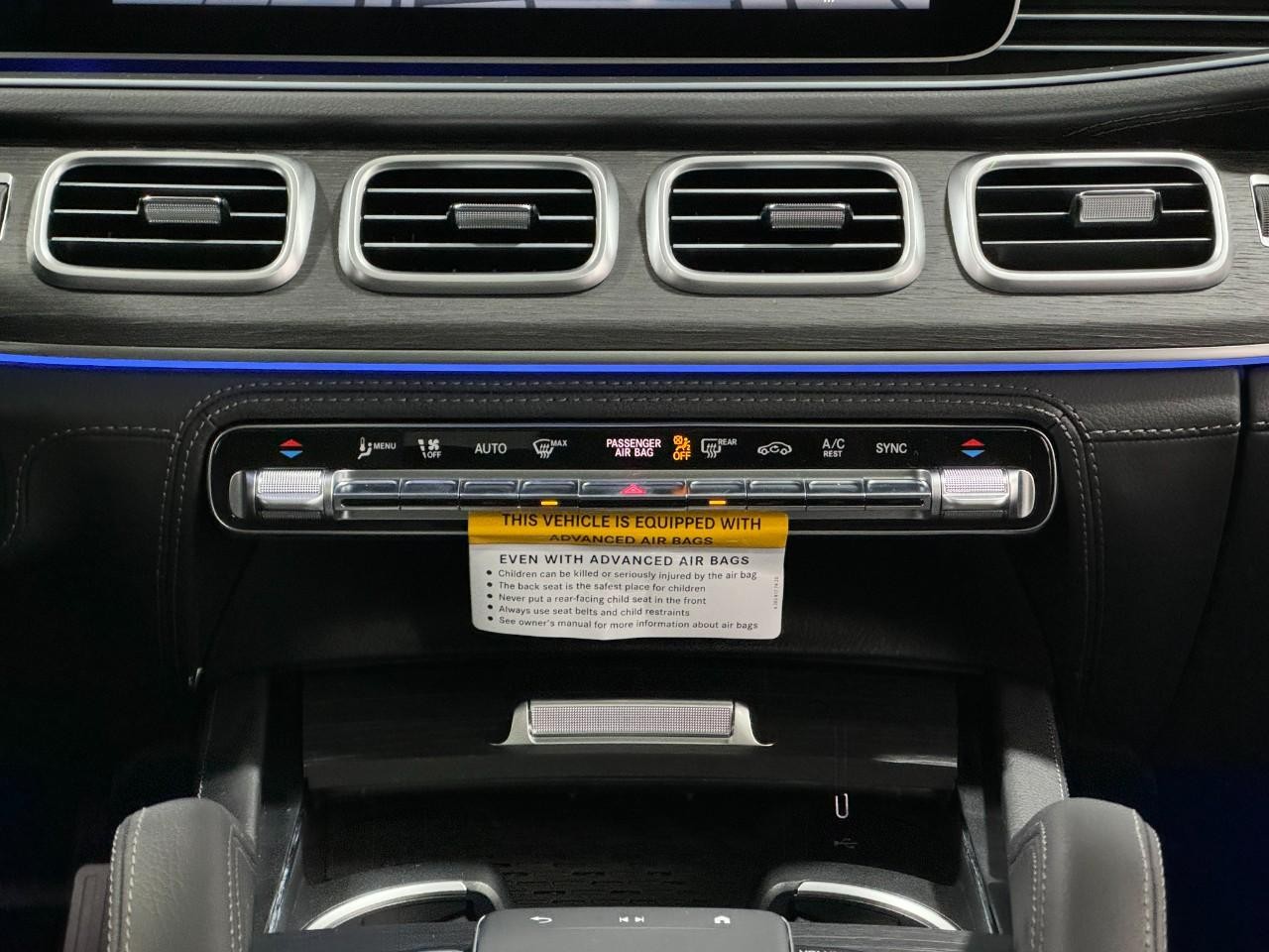 Mercedes-Benz GLE Vehicle Full-screen Gallery Image 15