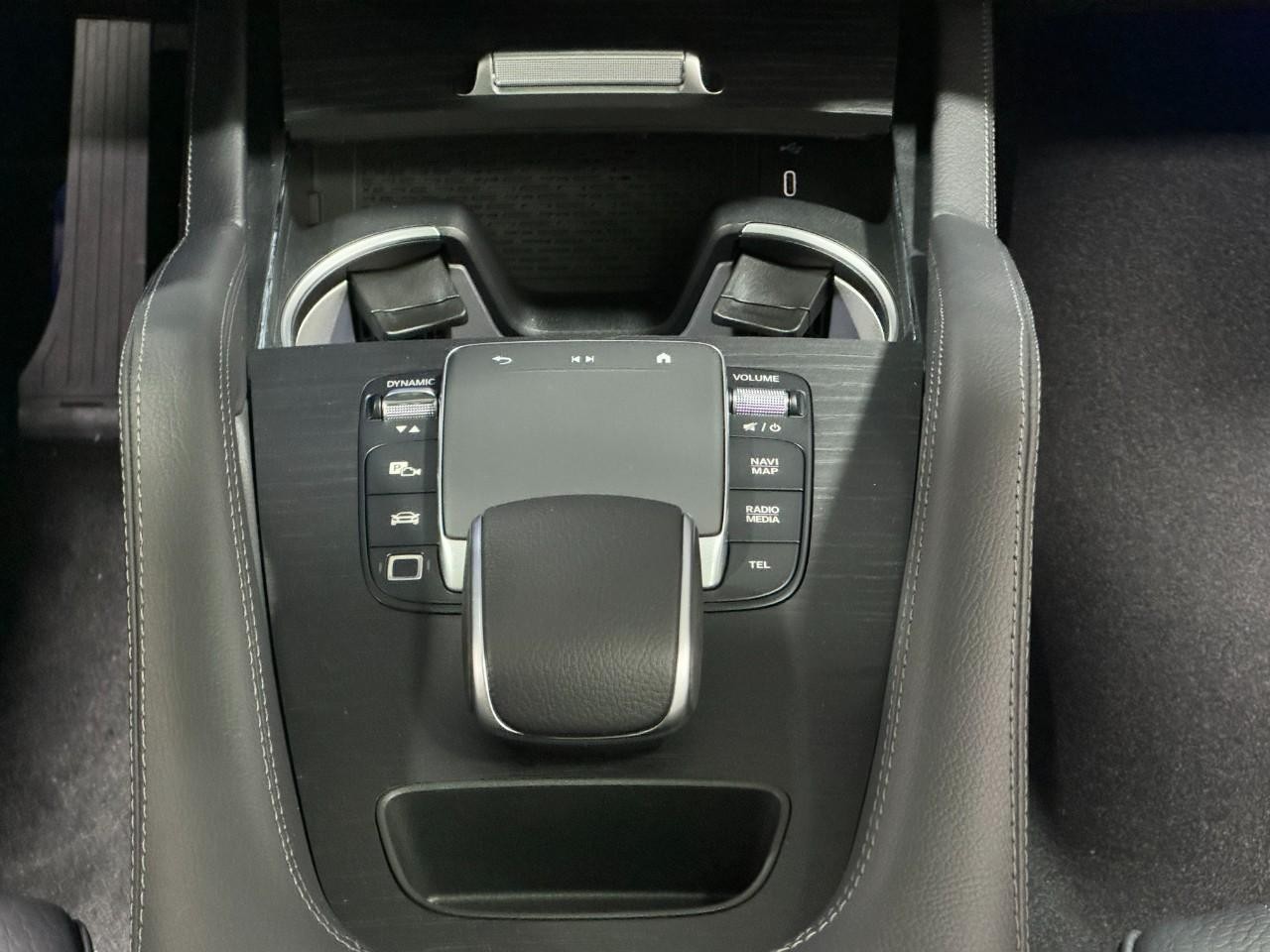 Mercedes-Benz GLE Vehicle Full-screen Gallery Image 16