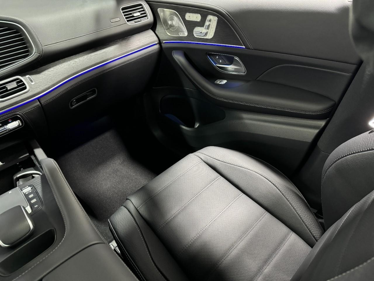 Mercedes-Benz GLE Vehicle Full-screen Gallery Image 17