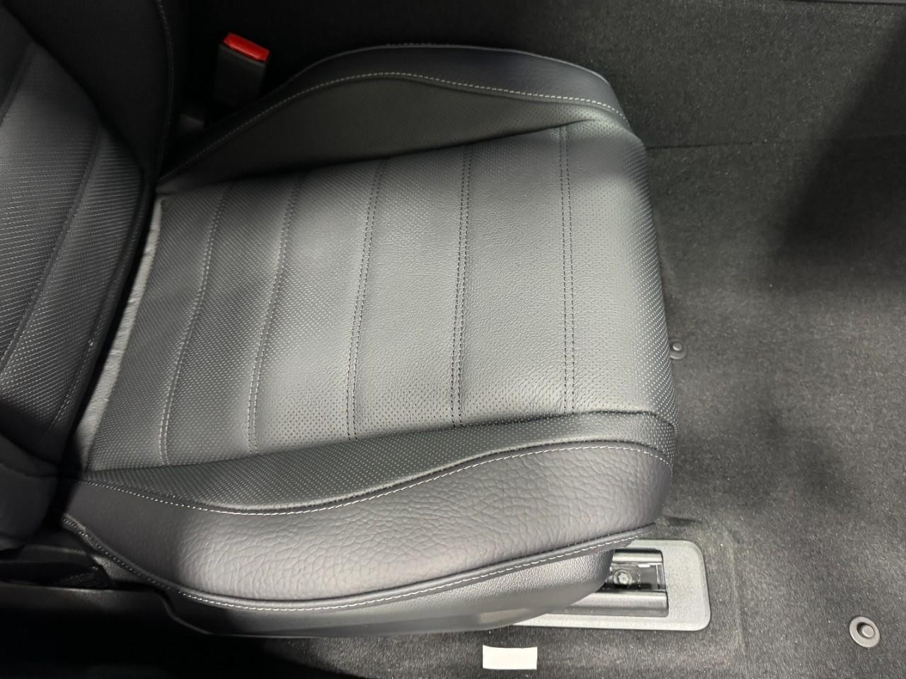 Mercedes-Benz GLE Vehicle Full-screen Gallery Image 19