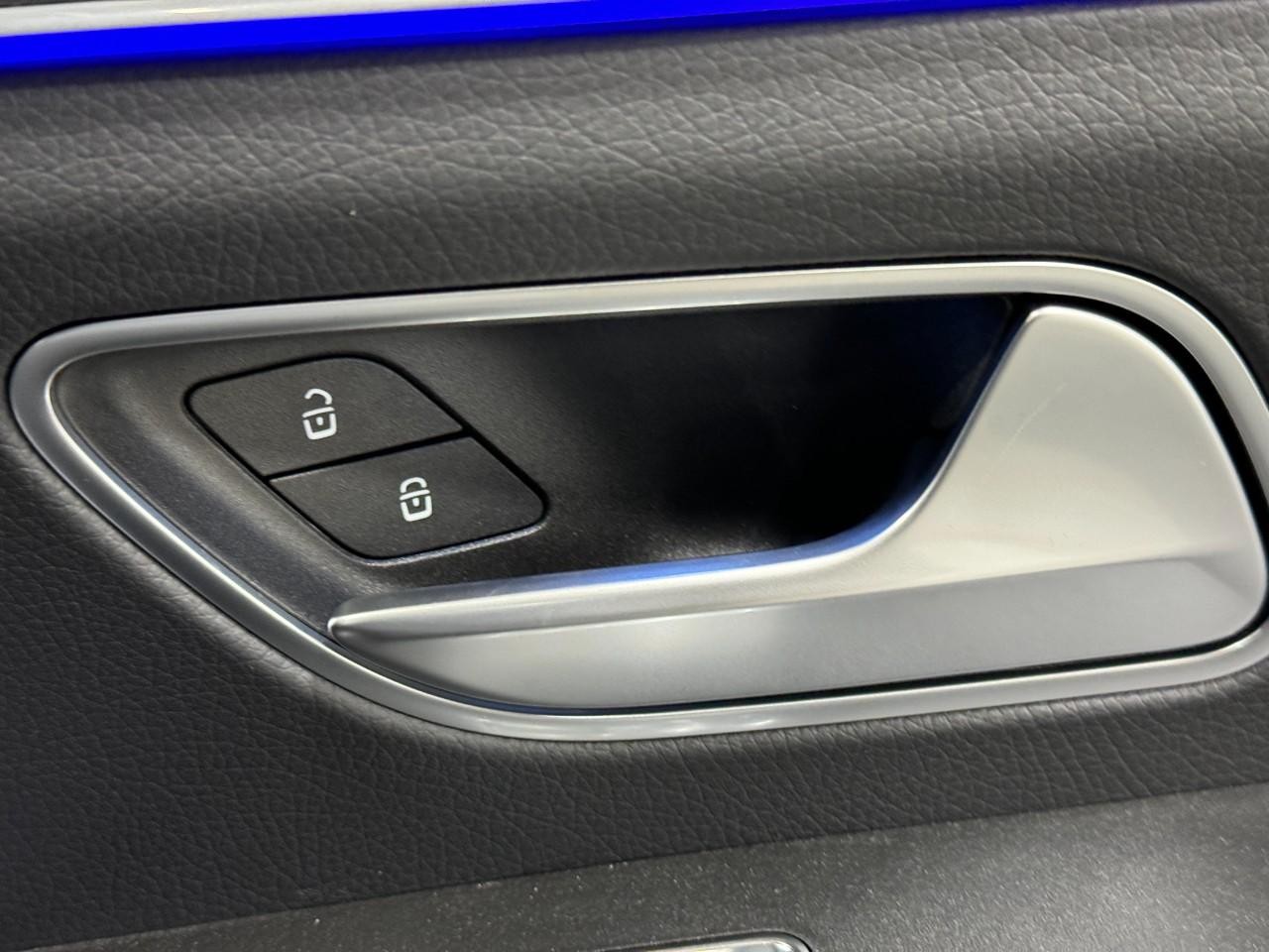 Mercedes-Benz GLE Vehicle Full-screen Gallery Image 21