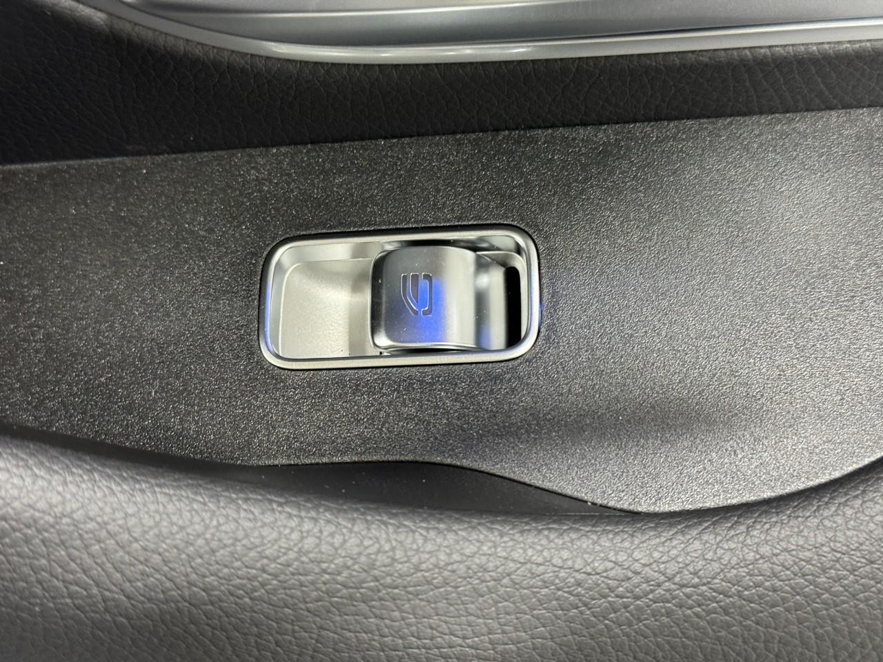 Mercedes-Benz GLE Vehicle Full-screen Gallery Image 22