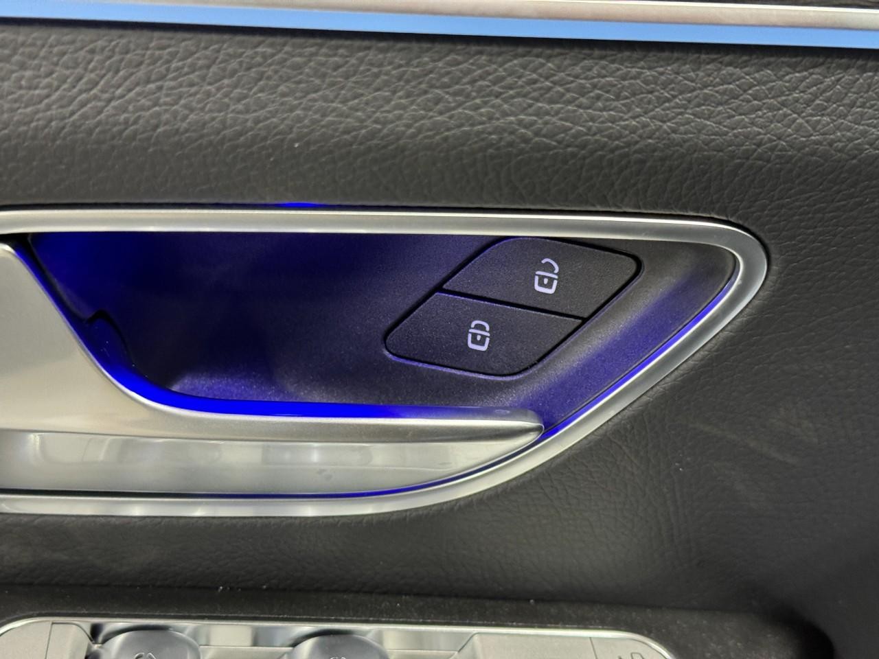 Mercedes-Benz GLE Vehicle Full-screen Gallery Image 25