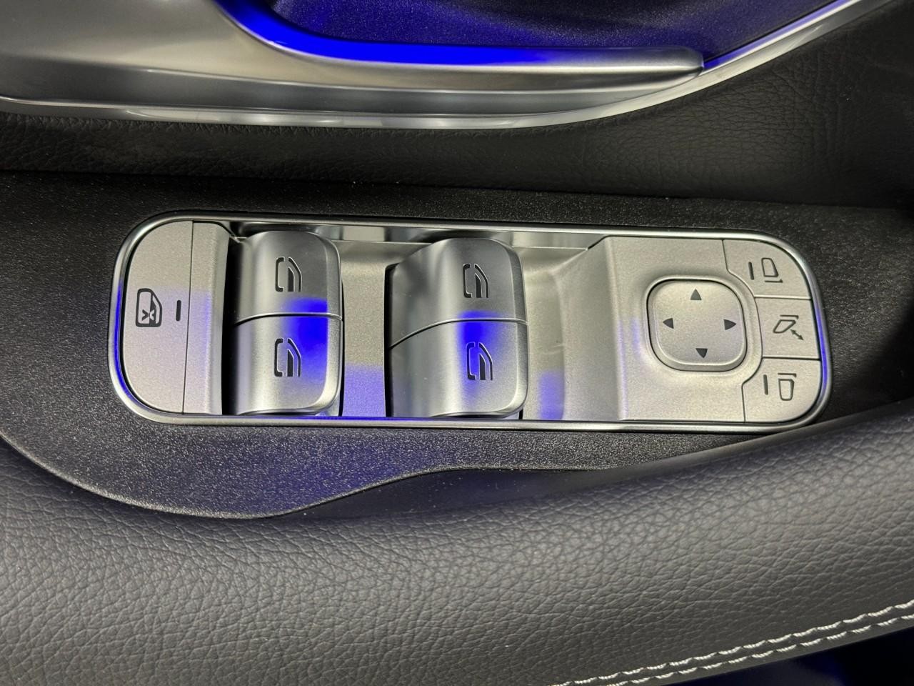 Mercedes-Benz GLE Vehicle Full-screen Gallery Image 26