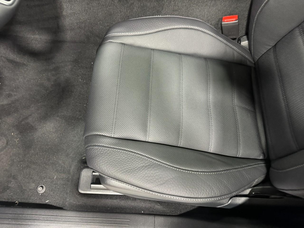 Mercedes-Benz GLE Vehicle Full-screen Gallery Image 29