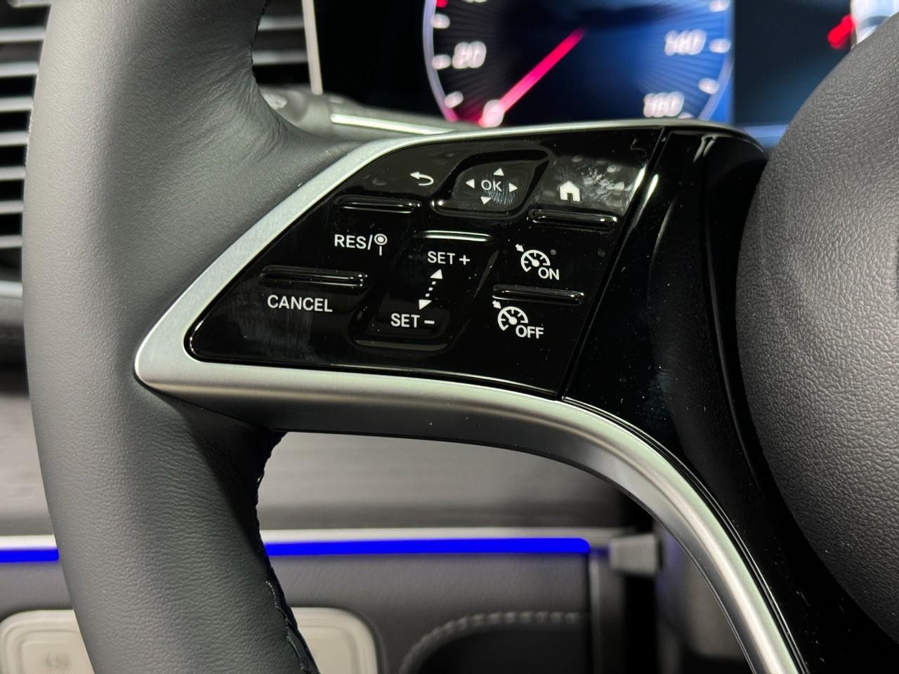 Mercedes-Benz GLE Vehicle Full-screen Gallery Image 32