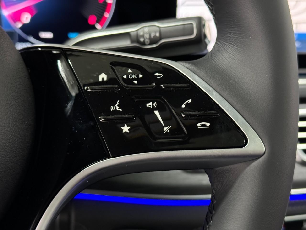 Mercedes-Benz GLE Vehicle Full-screen Gallery Image 33