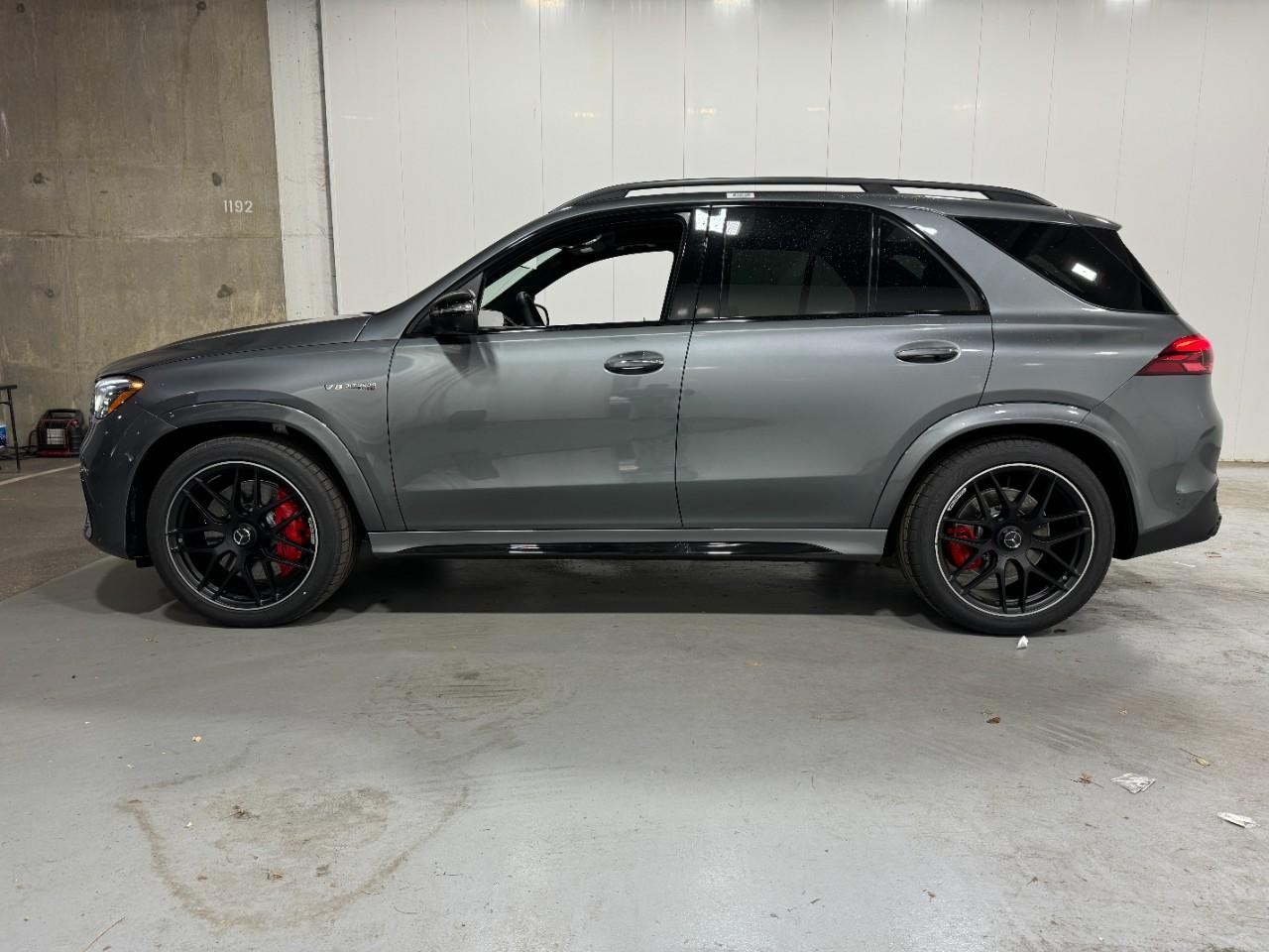 Mercedes-Benz GLE Vehicle Full-screen Gallery Image 2