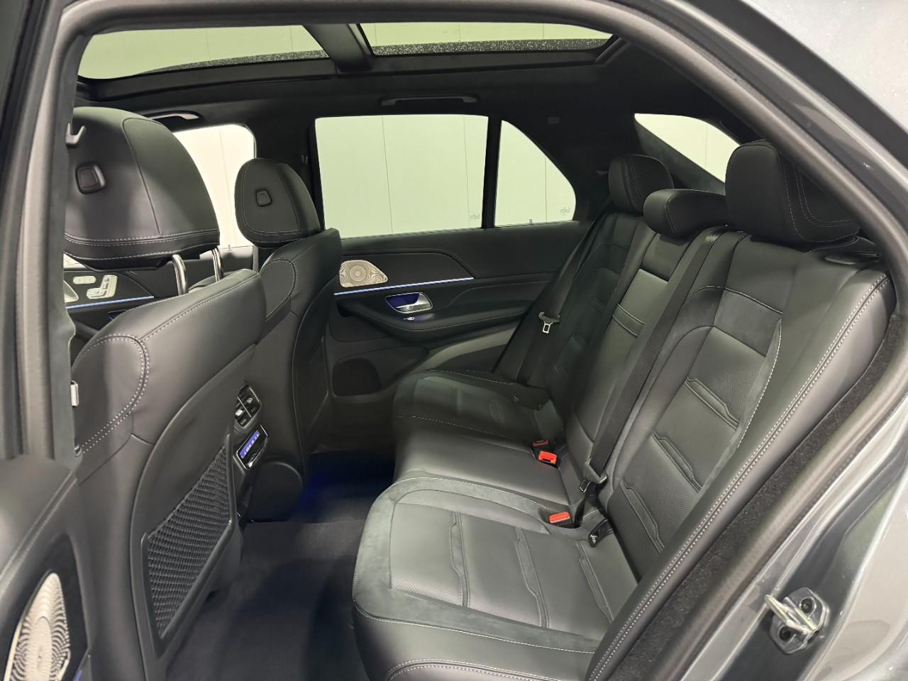 Mercedes-Benz GLE Vehicle Full-screen Gallery Image 8