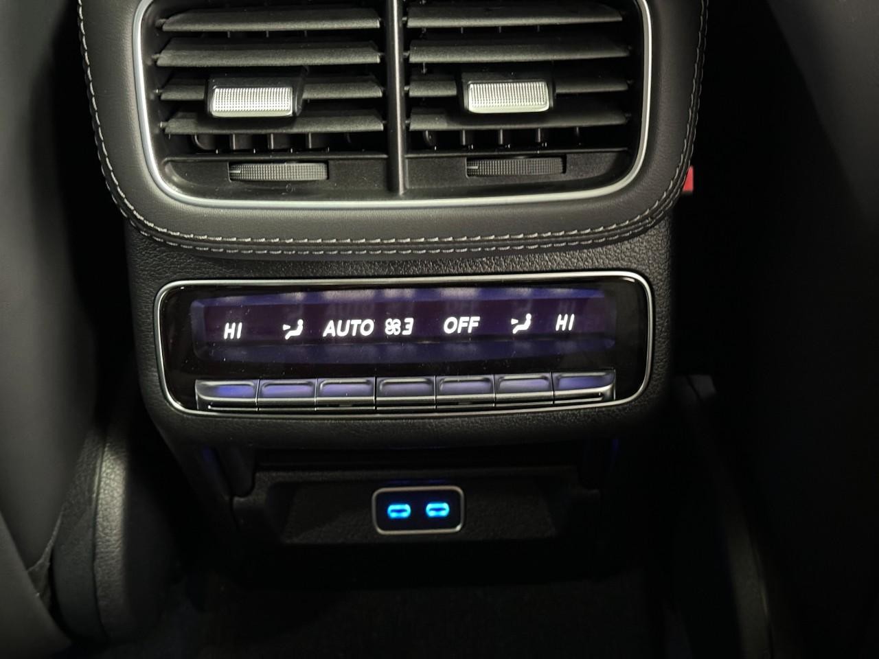 Mercedes-Benz GLE Vehicle Full-screen Gallery Image 11