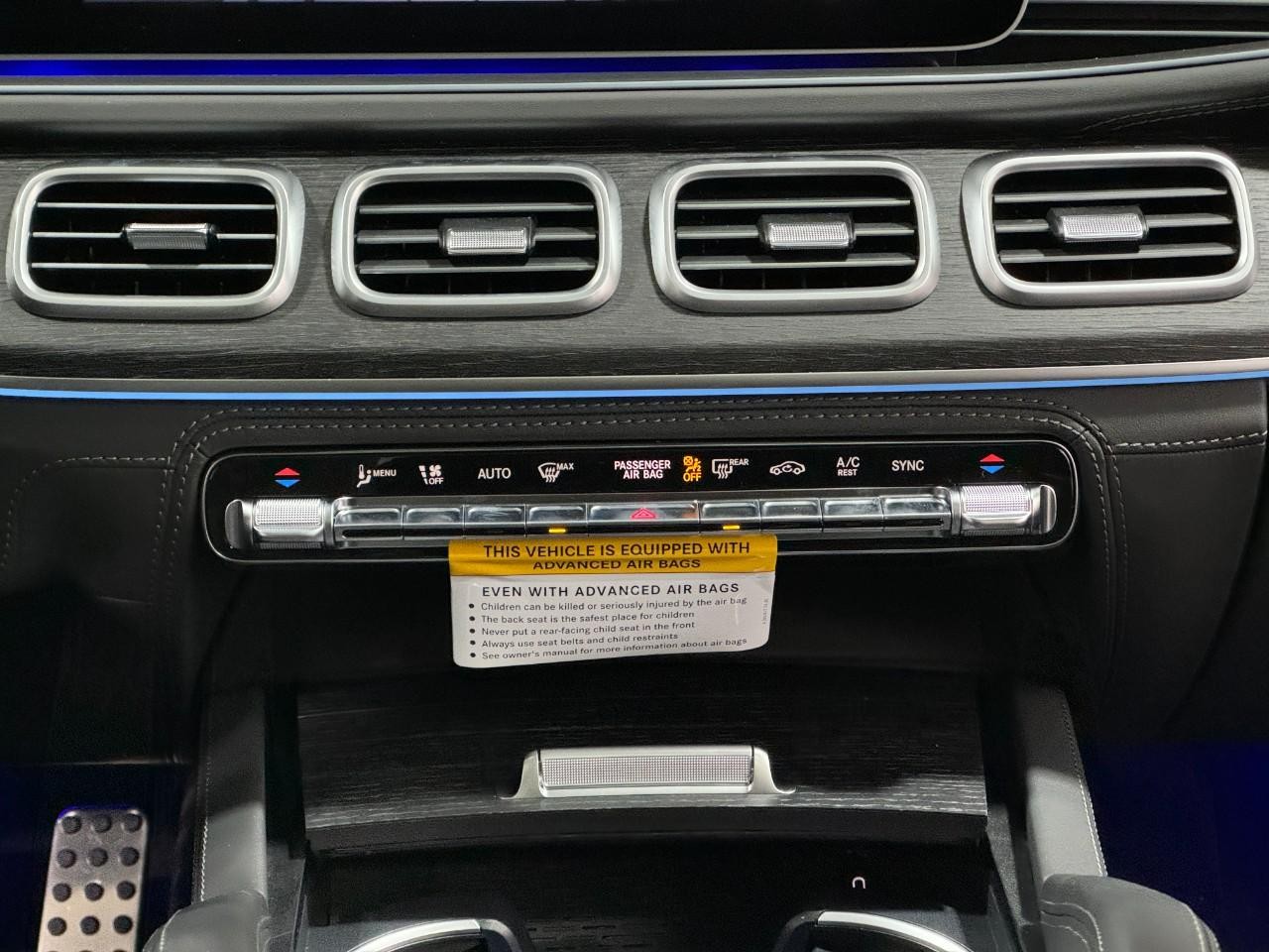 Mercedes-Benz GLE Vehicle Full-screen Gallery Image 16