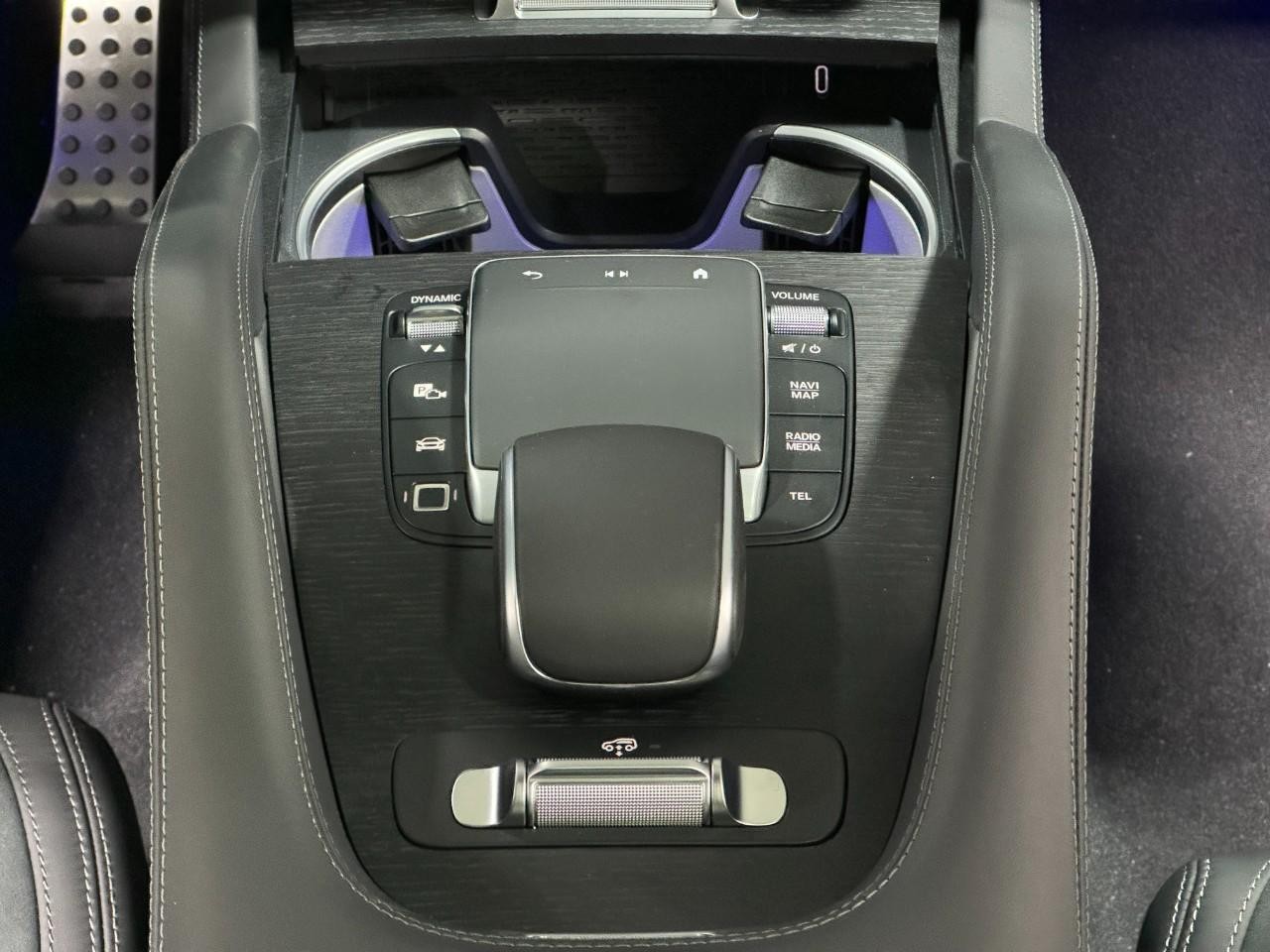 Mercedes-Benz GLE Vehicle Full-screen Gallery Image 17