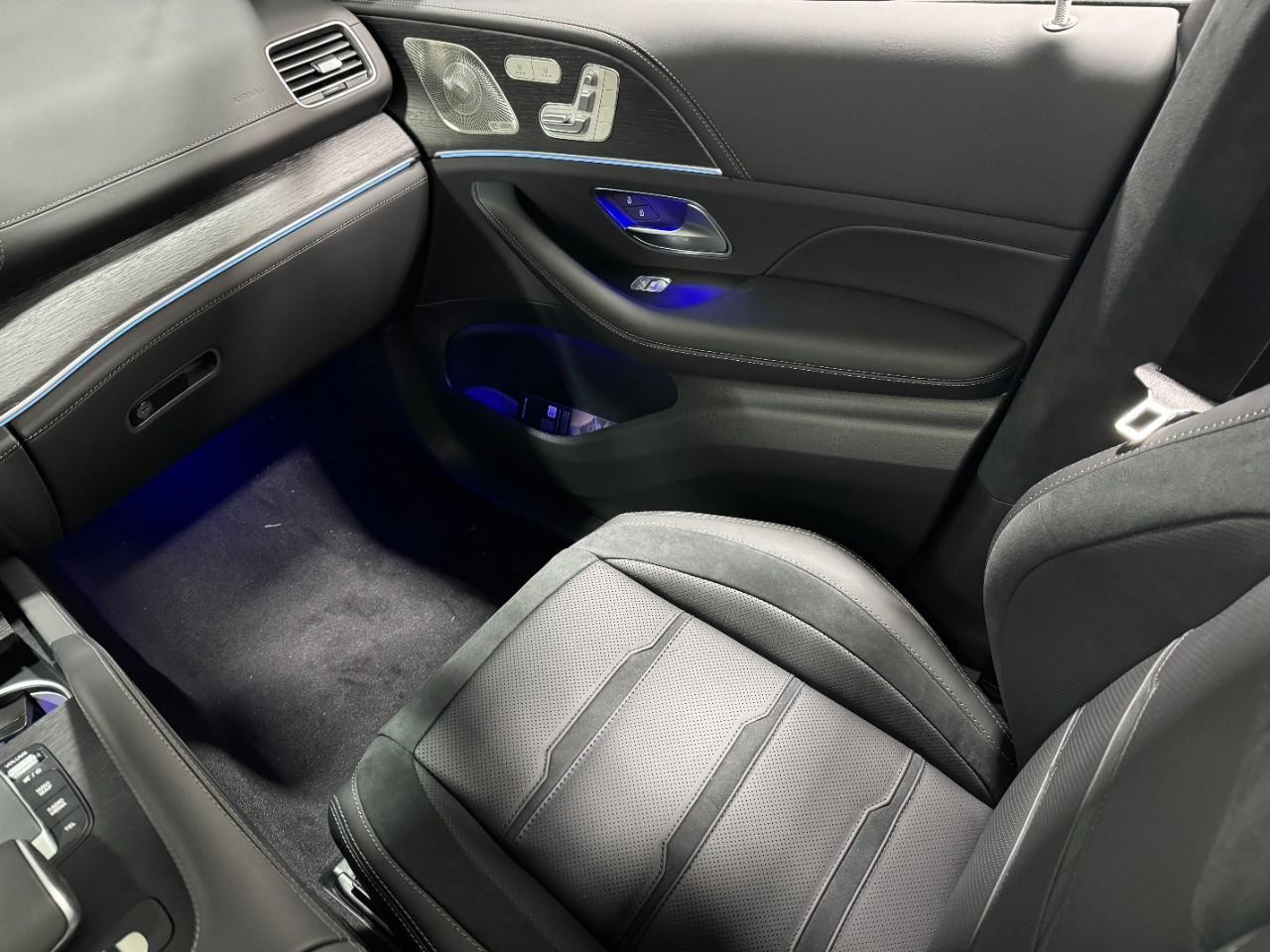 Mercedes-Benz GLE Vehicle Full-screen Gallery Image 18