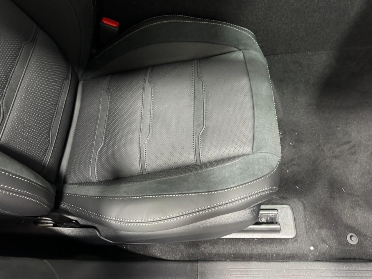 Mercedes-Benz GLE Vehicle Full-screen Gallery Image 20