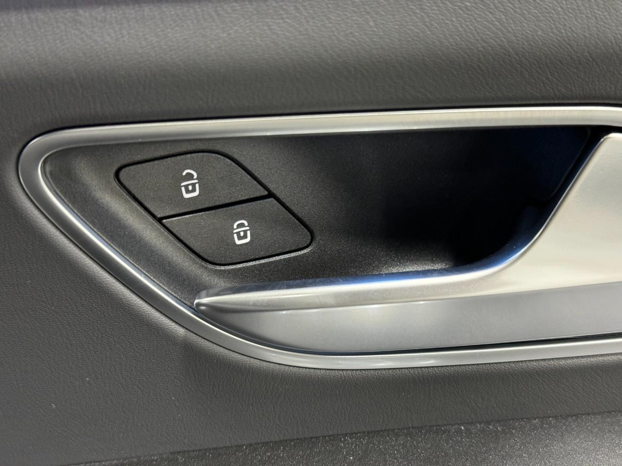 Mercedes-Benz GLE Vehicle Full-screen Gallery Image 22