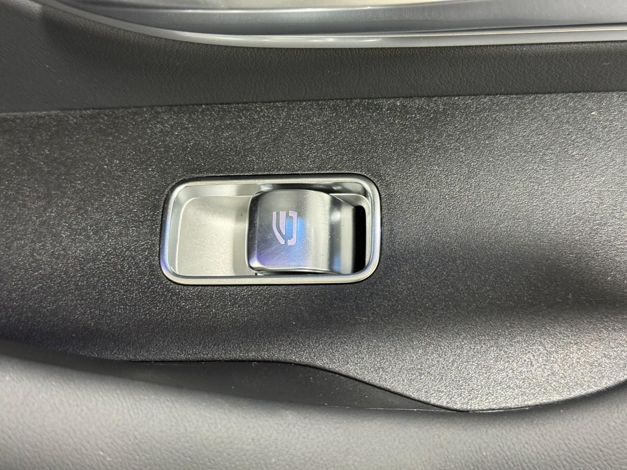 Mercedes-Benz GLE Vehicle Full-screen Gallery Image 23