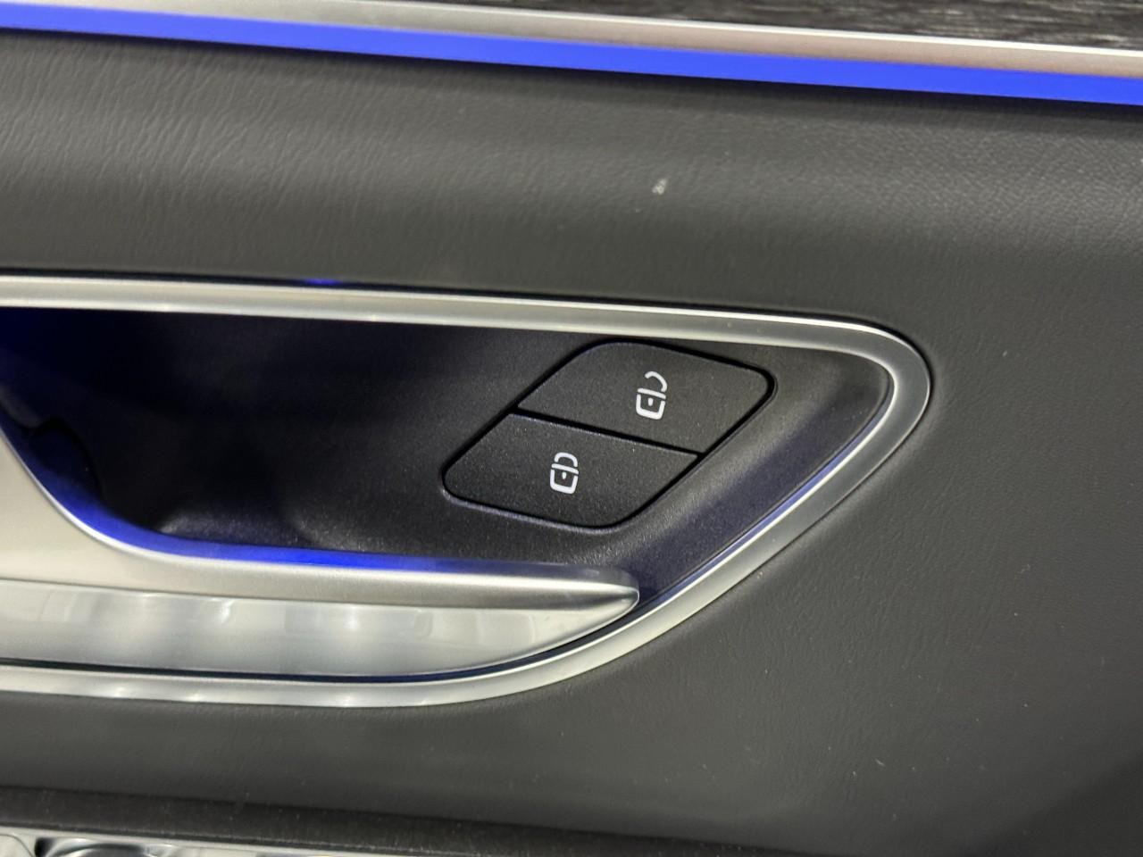 Mercedes-Benz GLE Vehicle Full-screen Gallery Image 26