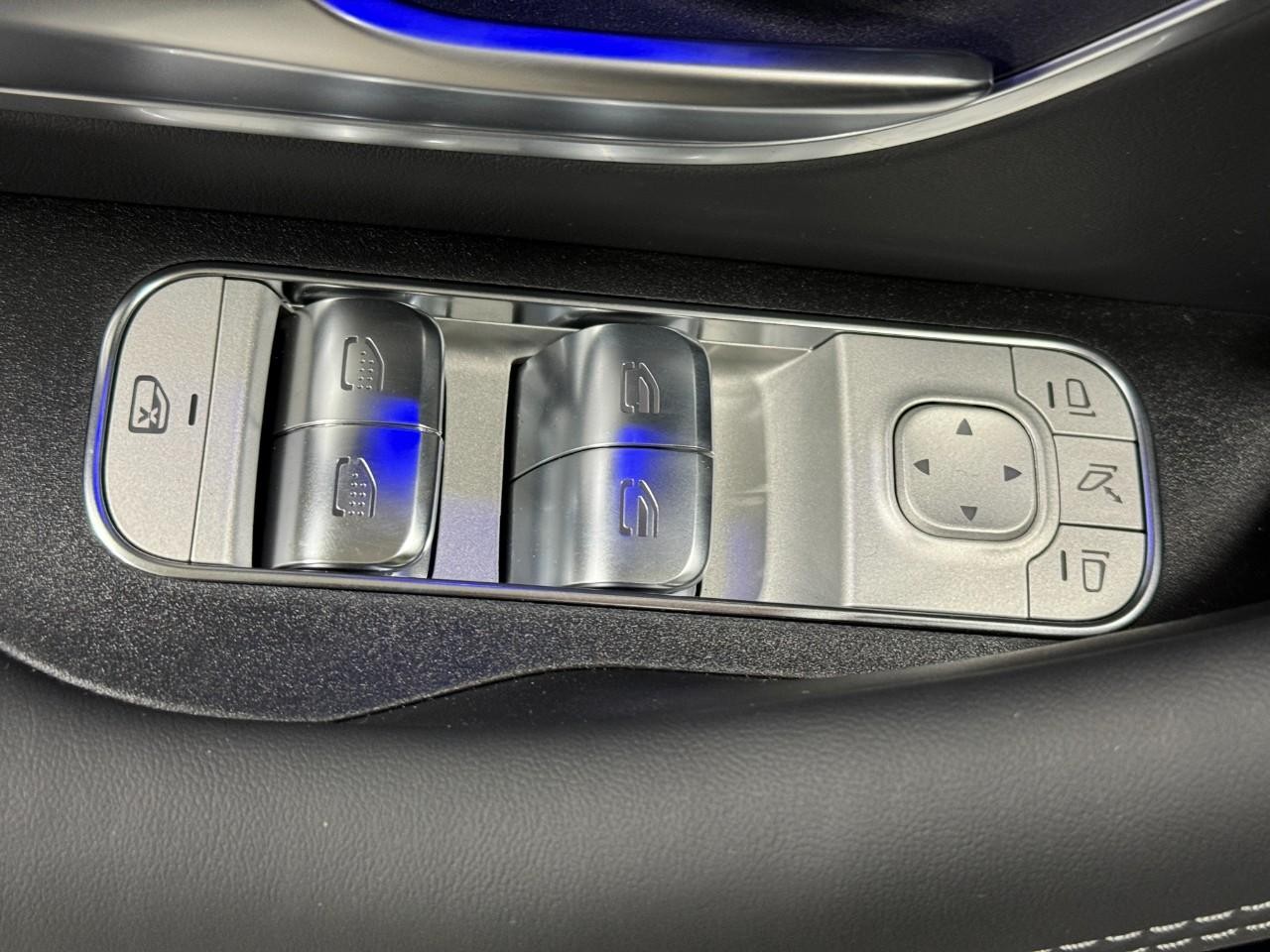 Mercedes-Benz GLE Vehicle Full-screen Gallery Image 27