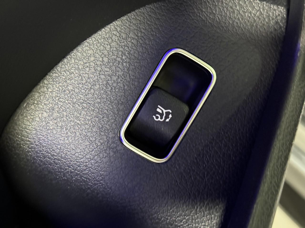 Mercedes-Benz GLE Vehicle Full-screen Gallery Image 28