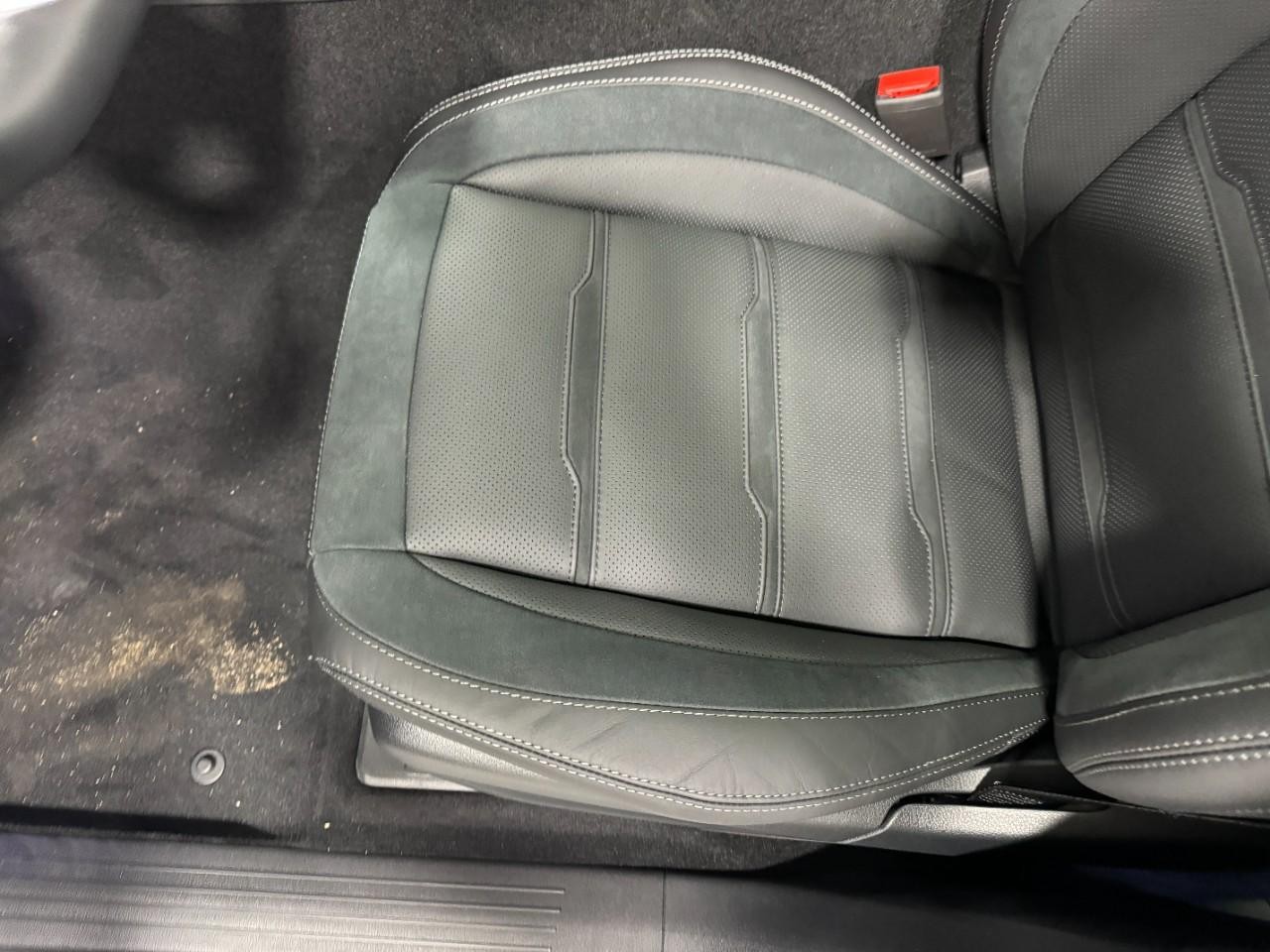 Mercedes-Benz GLE Vehicle Full-screen Gallery Image 30